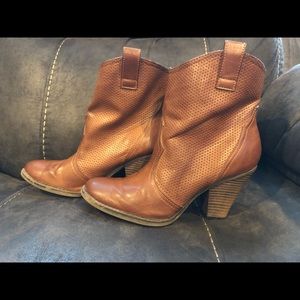 Mia tan ankle booties size 7.5